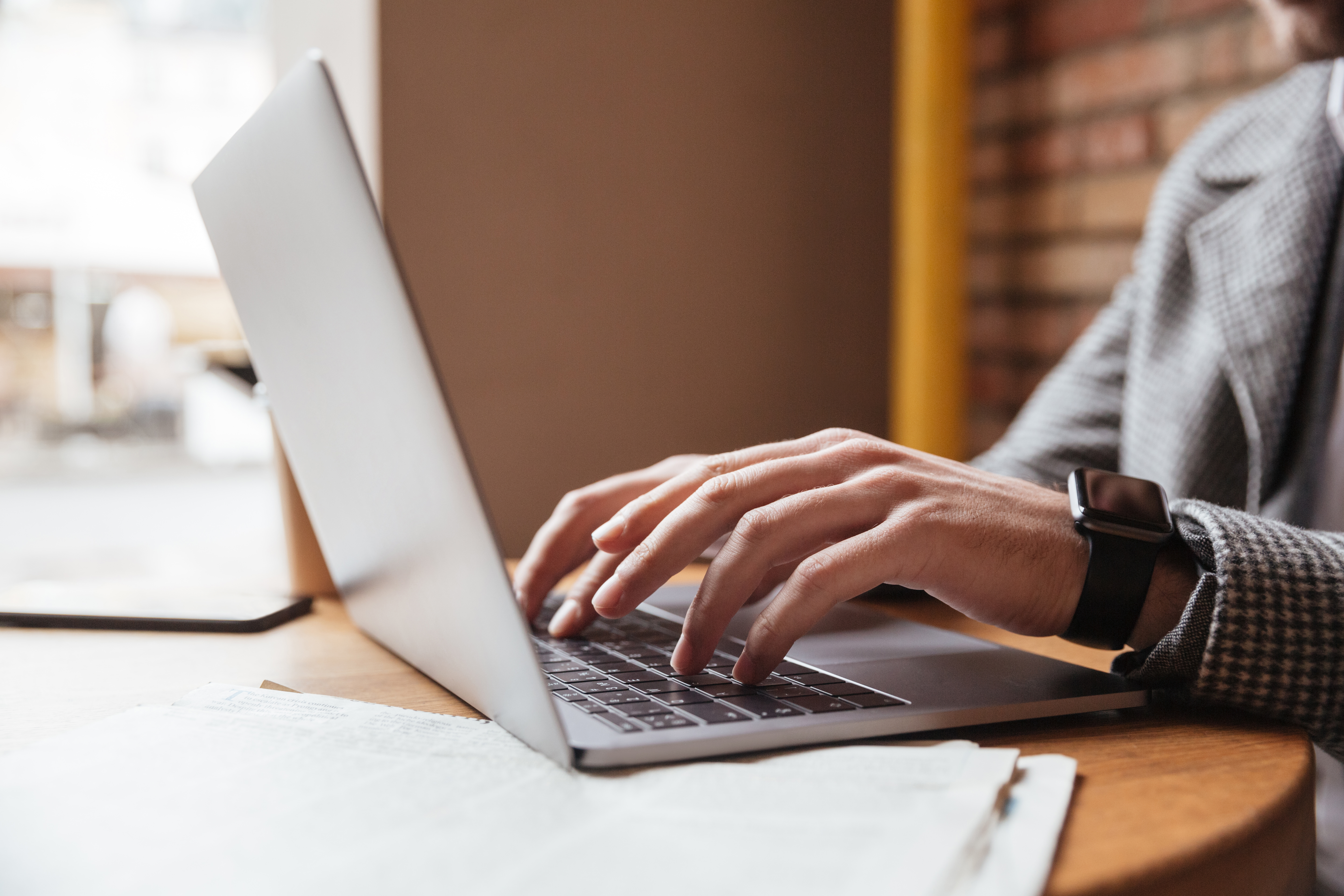 Professional aan het werk achter laptop